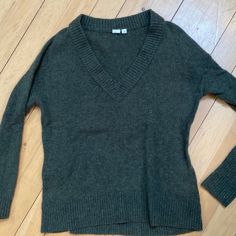 Gap women’s v neck sweater